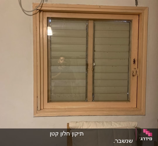 חלון עם תריסים בחדר עם כיסא